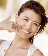 Zdjęcie uśmiechniętej kobiety z piękną cerą, promującej zabiegi medycyny estetycznej.