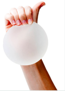 Gładka skóra, relaksująca chwila, ręka trzymająca piłkę do ćwiczeń.