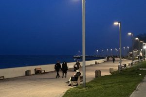 Oświetlony spacer nad morzem w Gdyni, idealny na relaks i zdrowie, klinika Derm-Estetyka zaprasza na zabiegi estetyczne.