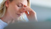 Zabiegi medycyny estetycznej Gdynia, kobieta z bólem głowy, Derm-Estetyka, terapia odmładzająca, klinika medycyny estetycznej Gdynia.