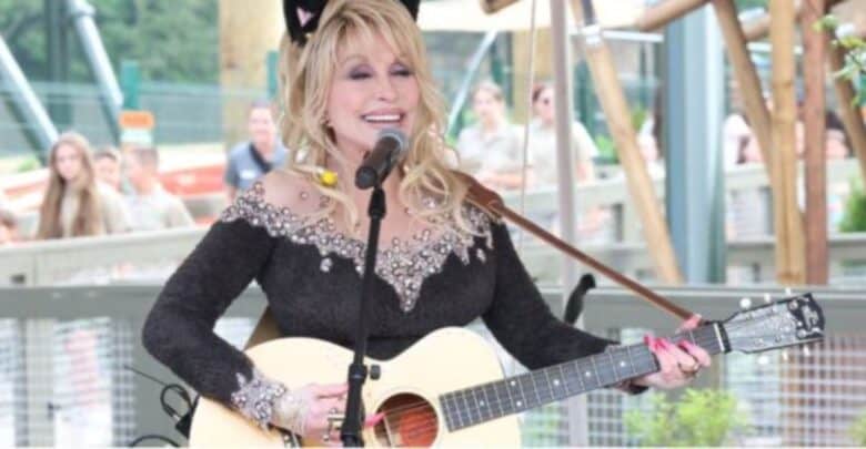 Dolly Parton singing in Dollywood theme park