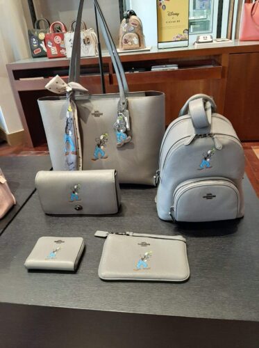 ディズニー　ピンバッジ14　グーフィー×COACH ディズニー ピンバッジ14 グーフィー×COACH - メルカリ
