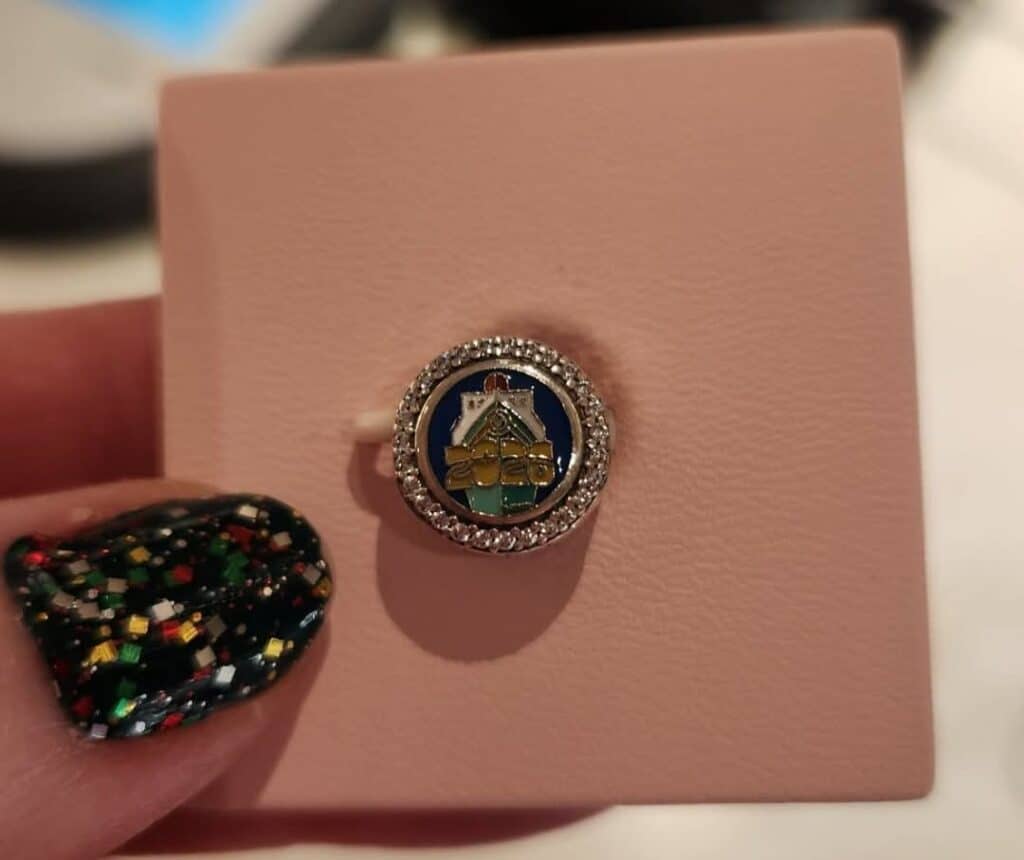 Enamel pin featuring a Disney castle with a sparkle border, perfect for Disney collectors and fans.