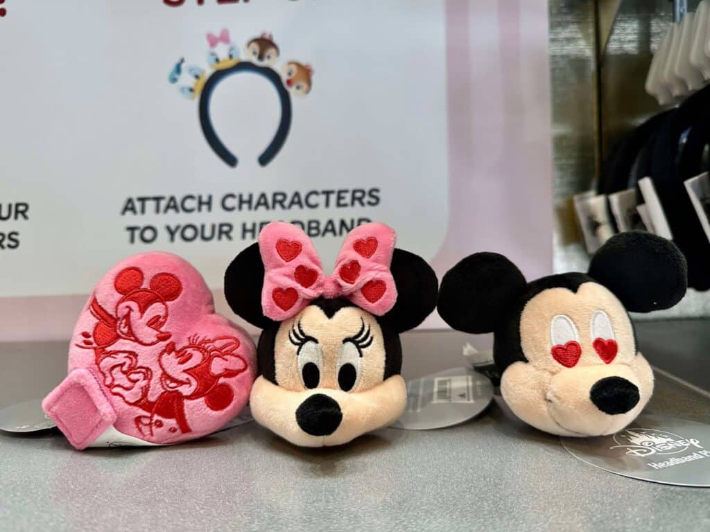 Cute Minnie Mouse plush keychains with hearts and pink accents.