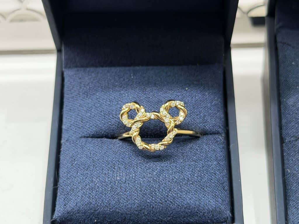 Disney-themed gold heart ring with embedded crystals, beautifully crafted and ideal for Disney fashion accessories.