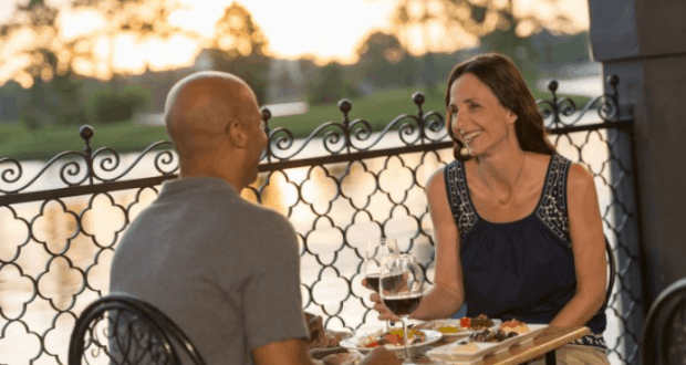 dining-guests-table-restaurant