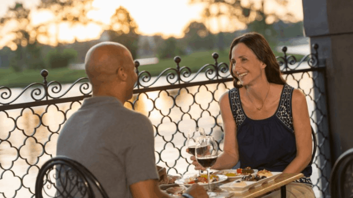 dining-guests-table-restaurant
