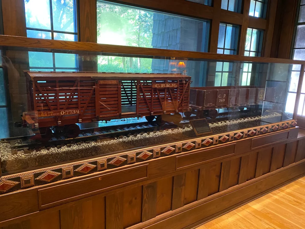 carolwood-room-train
