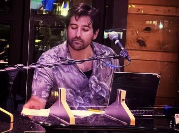 piano rob at boathouse