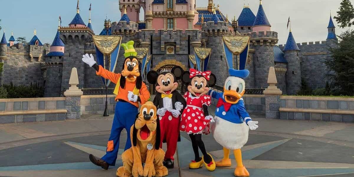 disneyland-park-with-characters