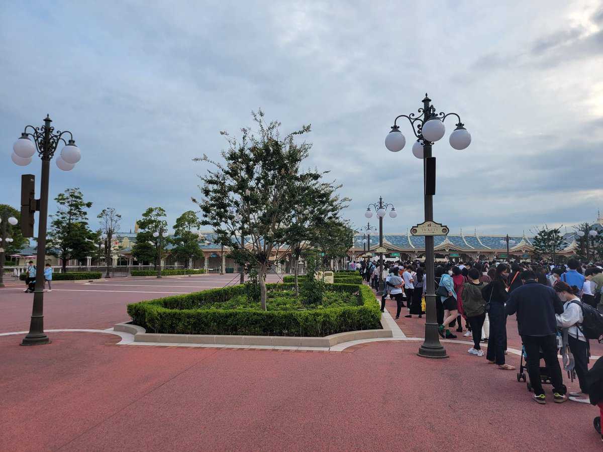 ticket-entrance-queue-tokyo-disneyland