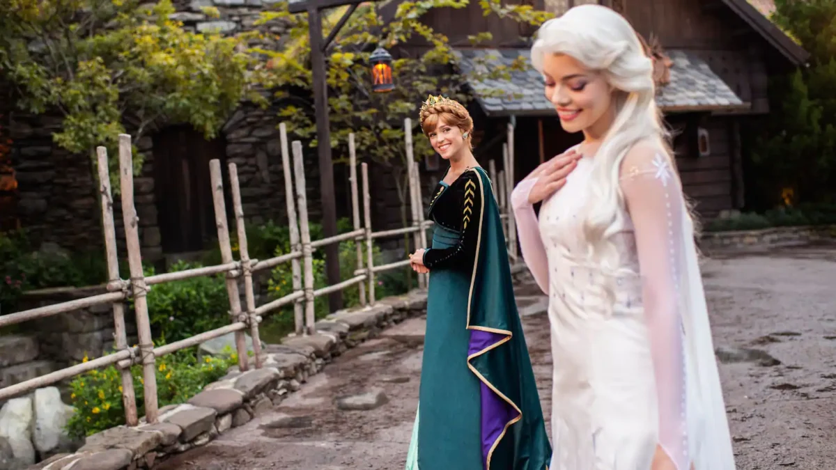 Anna and Elsa Sommerhus Norway EPCOT Character Meet