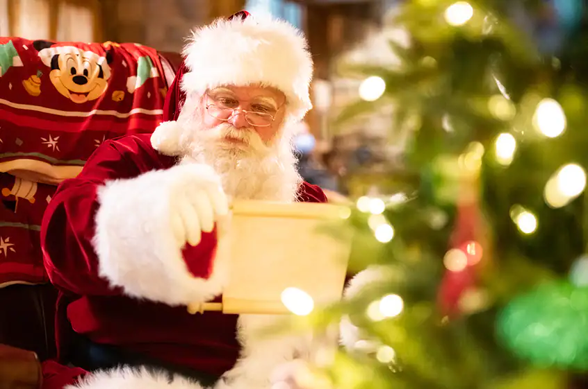 disney-springs-santa