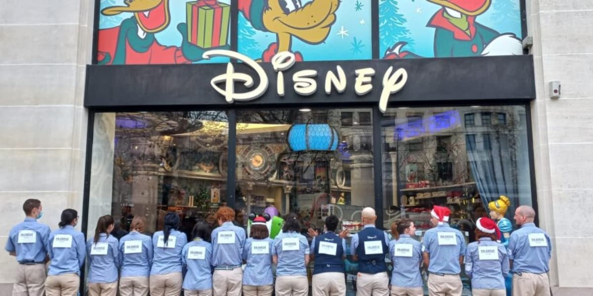disney store cast members on strike paris
