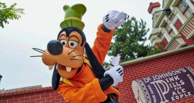 Goofy poses at Disneyland Paris