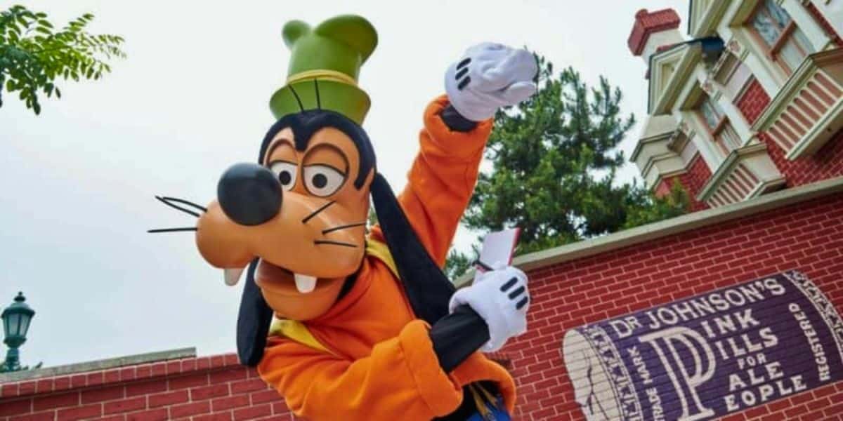 Goofy poses at Disneyland Paris