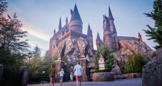 A family walks towards Hogwarts Castle in The Wizarding World at Universal