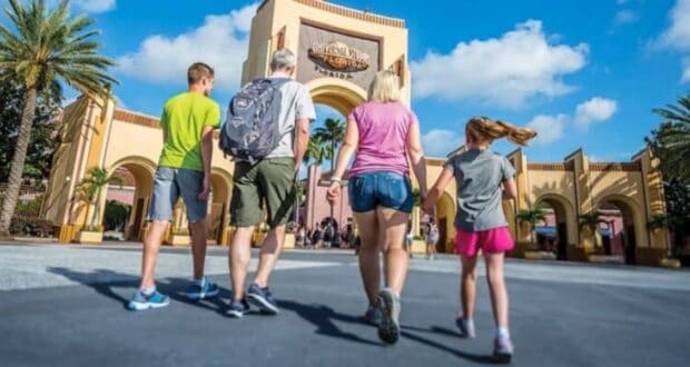 Guests walking into Universal Studios Florida