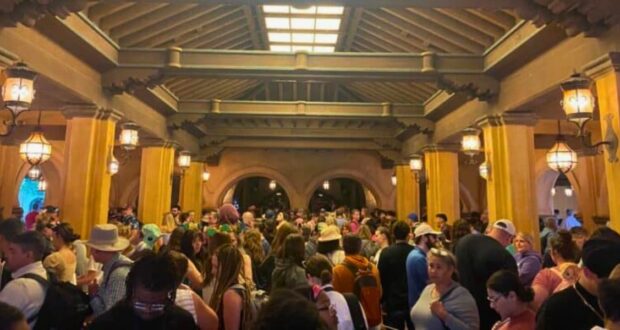 Crowds at Pirates of the Caribbean in Walt Disney World.