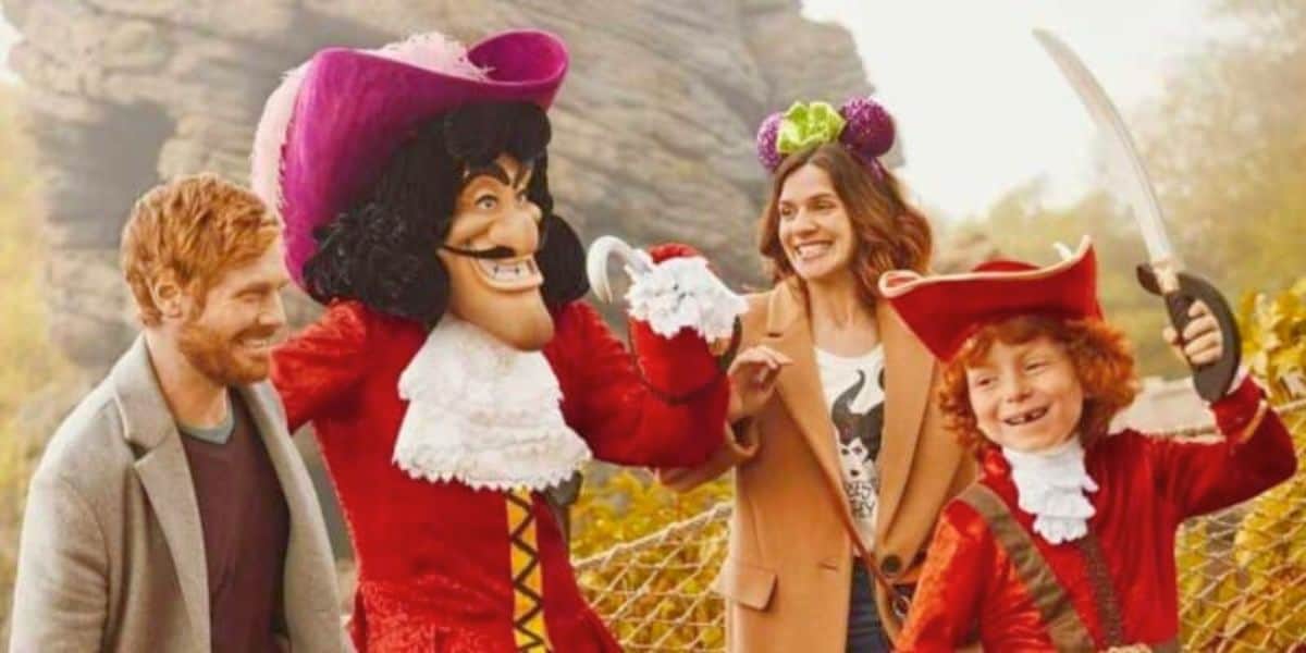 Guests with Captain Hook at Disneyland Paris
