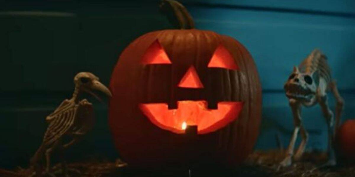 A Jack o 'lantern on someone's doorstep in 'Halloween Kills'