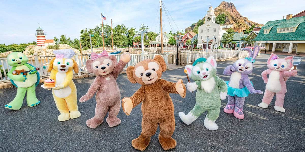 Duffy and Friends posing for the camera in the American Waterfront area at Tokyo DisneySea