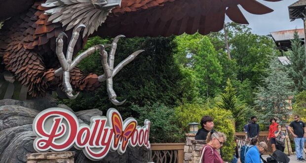 Dollywood park entrance