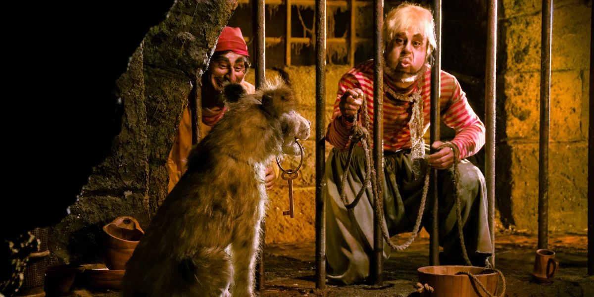 Dog outside jail containing pirates on Pirates of the Caribbean