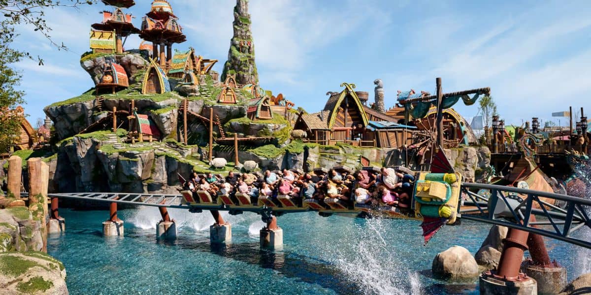 A roller coaster in Isle of Berk at Epic Universe