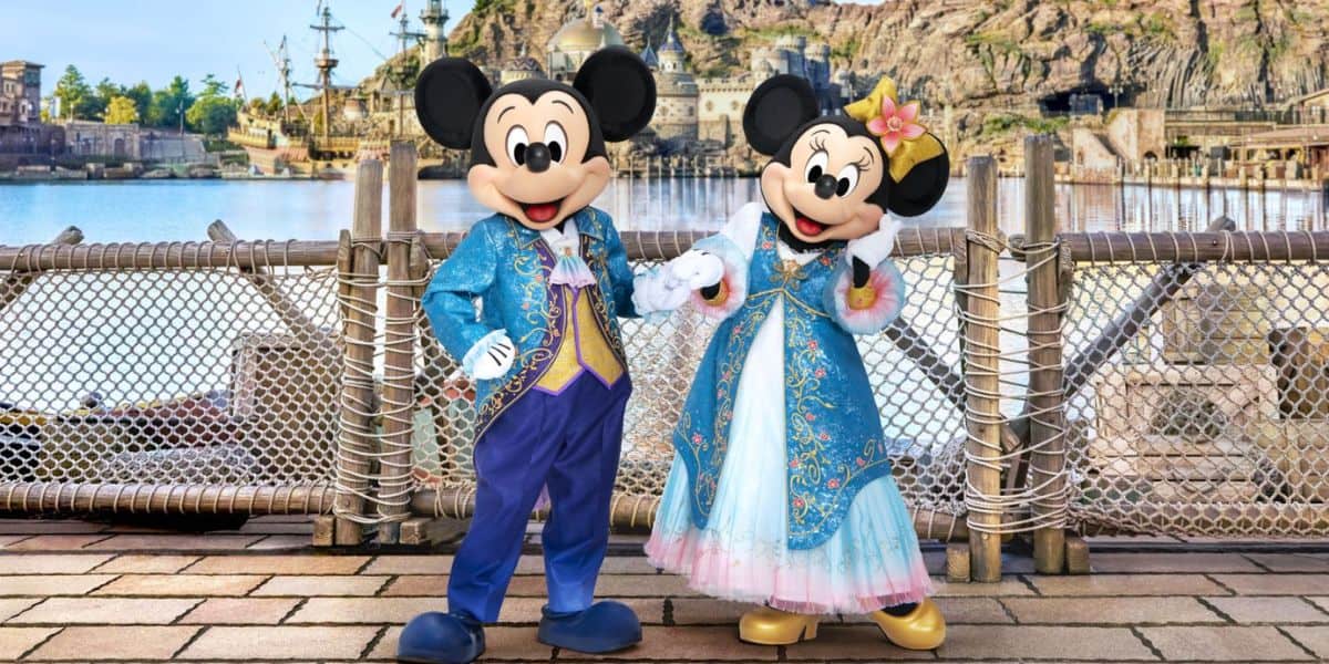 Mickey and Minnie in their new outfits at Tokyo DisneySea