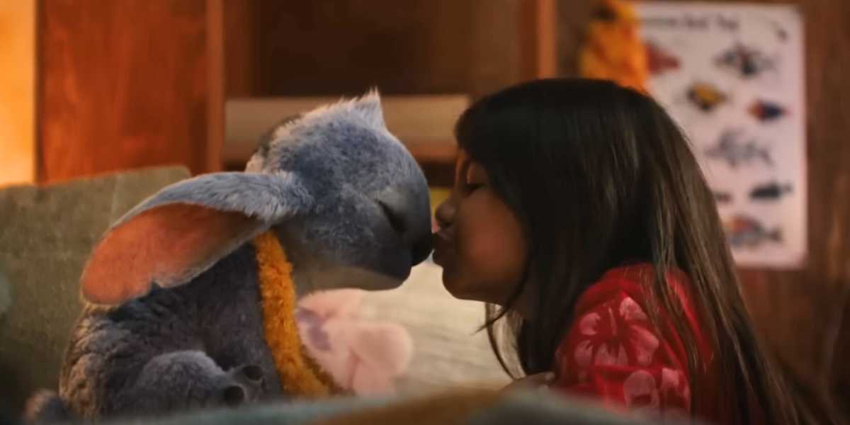 Lilo kisses Stitch's nose