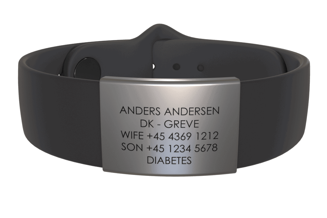 DJUVA Brave Sports ID-armbånd: Gråt silikonearmbånd med indgraveret sølv-ID-plade, der viser personlige oplysninger og "Diabetes".