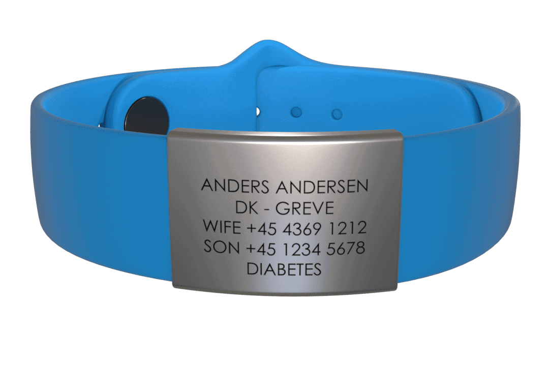 DJUVA Brave ID-armbånd: Blåt silikone sports-ID-armbånd med graveret sølvplade, der viser personlige oplysninger og medicinsk advarsel om diabetes.