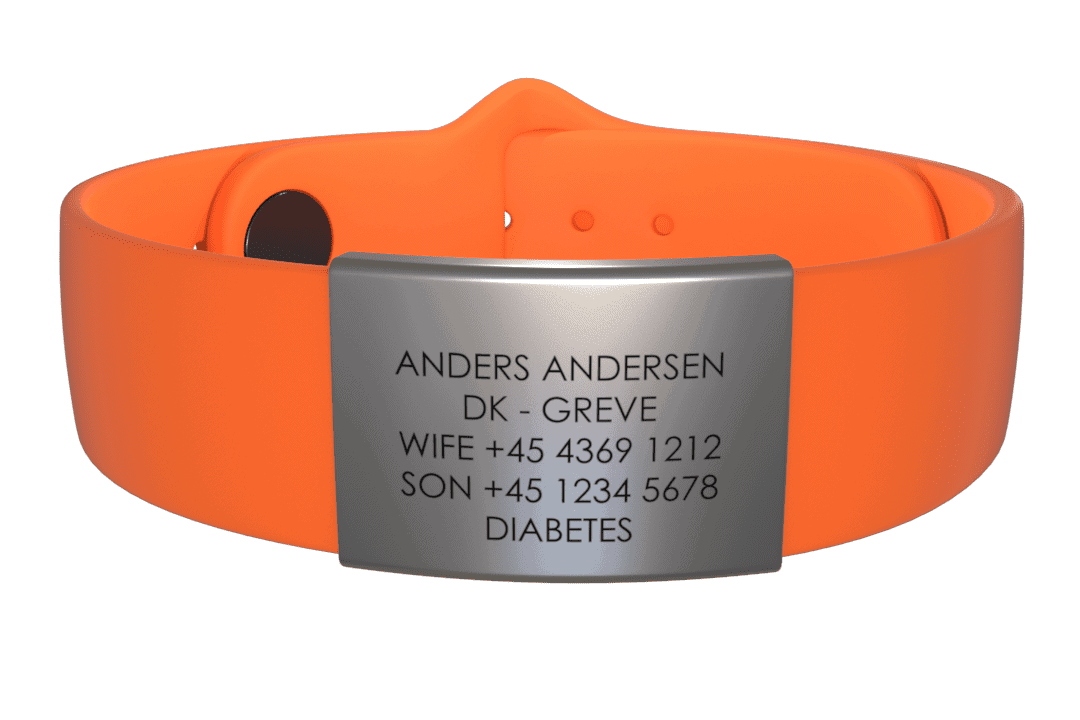 DJUVA Brave Sports ID armbånd: Orange silikonearmbånd med en sølvgraveret plade, der viser personlige oplysninger, ideelt til kontaktoplysninger i nødstilfælde.