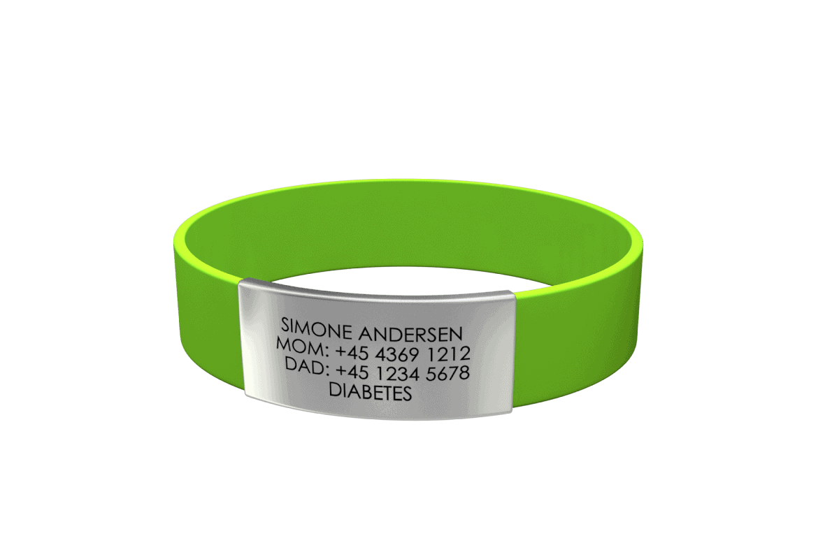 DJUVA Rush komplet ID-armbånd: Limegrønt silikone-ID-armbånd med graveret sølvplade, der viser navn, forældres kontaktnumre og medicinske oplysninger (diabetes).