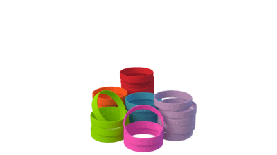 Stabler af farverige silikonearmbånd i forskellige farver.