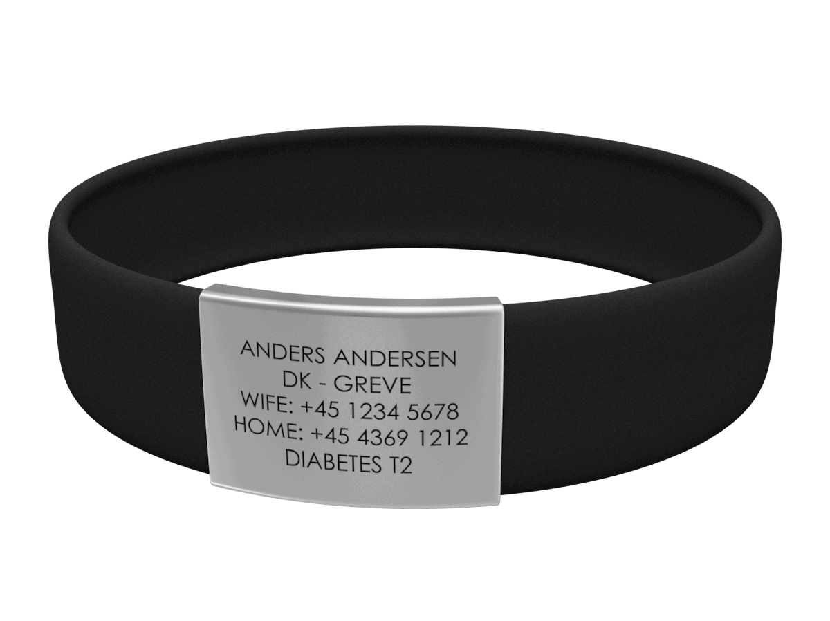Sort medicinsk ID-armbånd med sølvplade, der viser Anders Andersens kontaktoplysninger og type 2-diabetes.