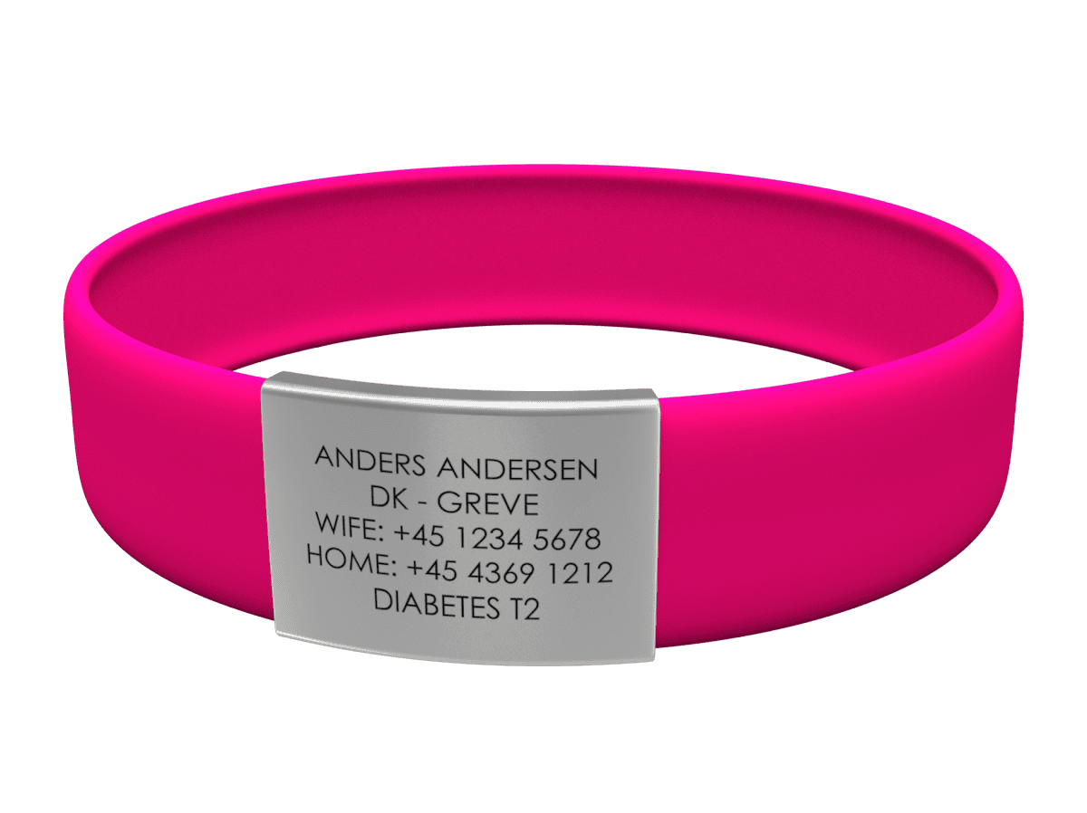 Lyserødt medicinsk alarmarmbånd med Anders Andersens kontakt- og diabetesoplysninger.
