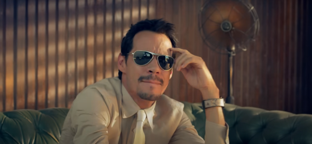 Srebrne okulary przeciwsłoneczne, mężczyzna w eleganckim stroju, relax w stylowej kawalerce, moda i styl, relaks na kanapie.