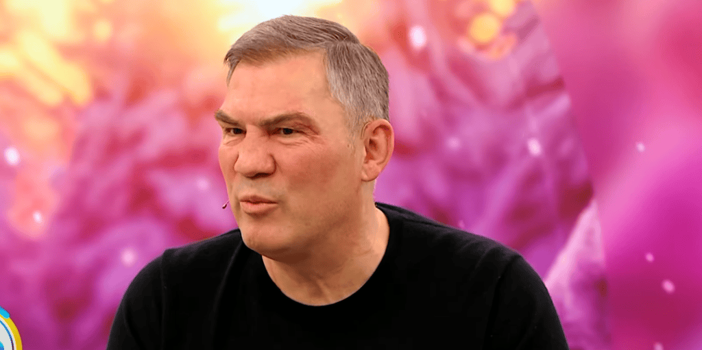 Owoce i warzywa w sklepie ogrodniczym, zdrowe produkty dla domu i ogrodu.