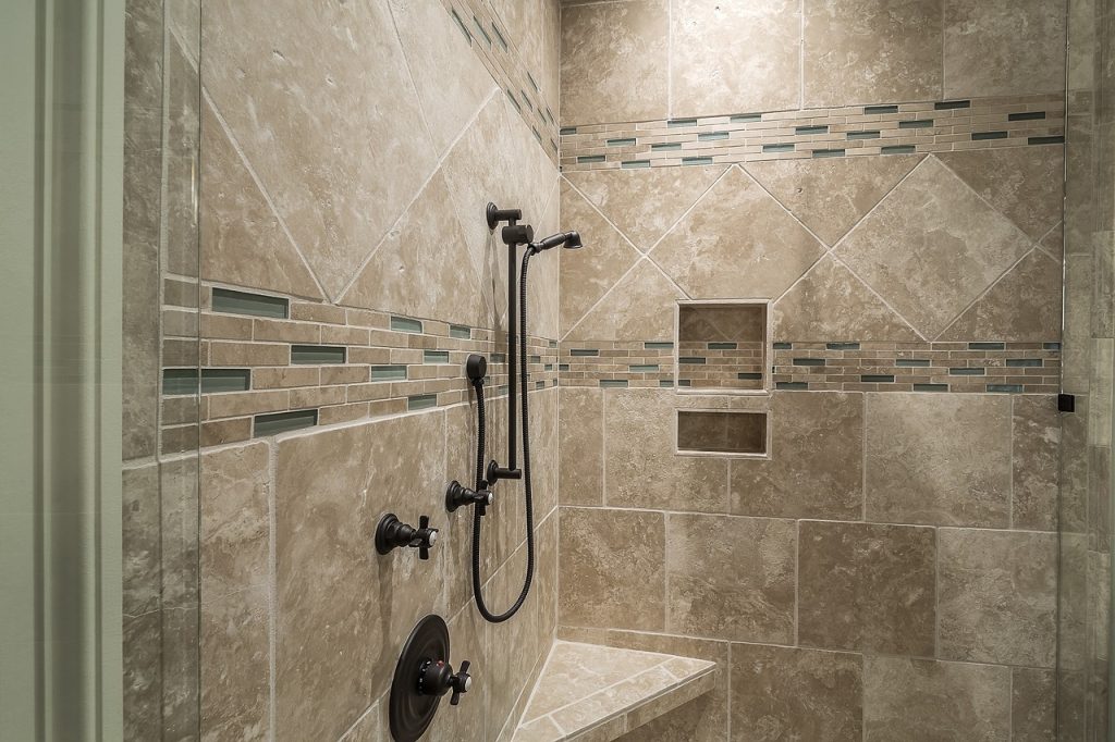 Nowe eleganckie wnętrze prysznica z naturalnych kamieni i mozaiki ceramicznej. Idealne rozwiązanie do domu i ogrodu, zapewniające komfort i estetykę. Stylowa aranżacja łazienki dla miłośników nowoczesnego designu.