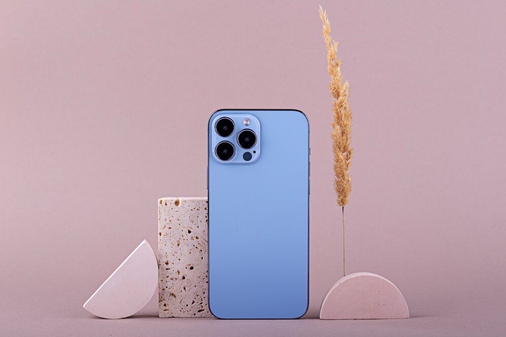 Nowoczesny smartfon na pastelowym tle, idealny do domu i ogrodu, z potrójnym aparatem, często używany w nowoczesnych aranżacjach i gadżetach.