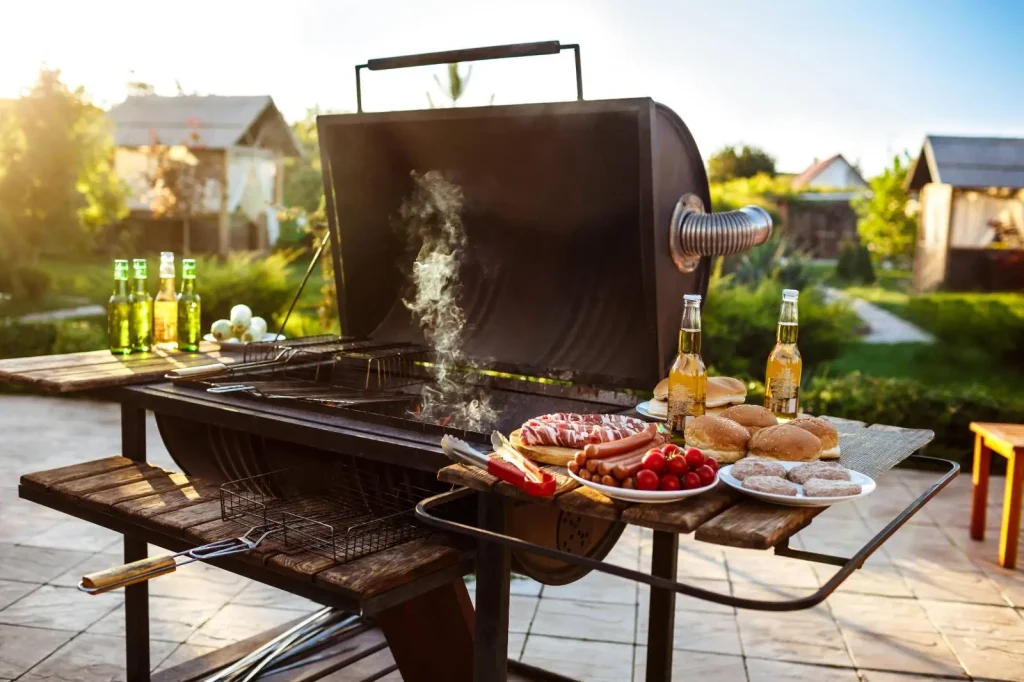 Nowy grill w ogrodzie na letnią imprezę z jedzeniem na świeżym powietrzu, warzywami i napojami, idealny do domu i ogrodu.