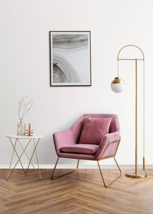 wnętrza Stylowe wnętrze z fotelem w różowym welurze, złotym stojakiem i lampą podłogową w eleganckim, nowoczesnym stylu, idealne do aranżacji domu i ogrodu.