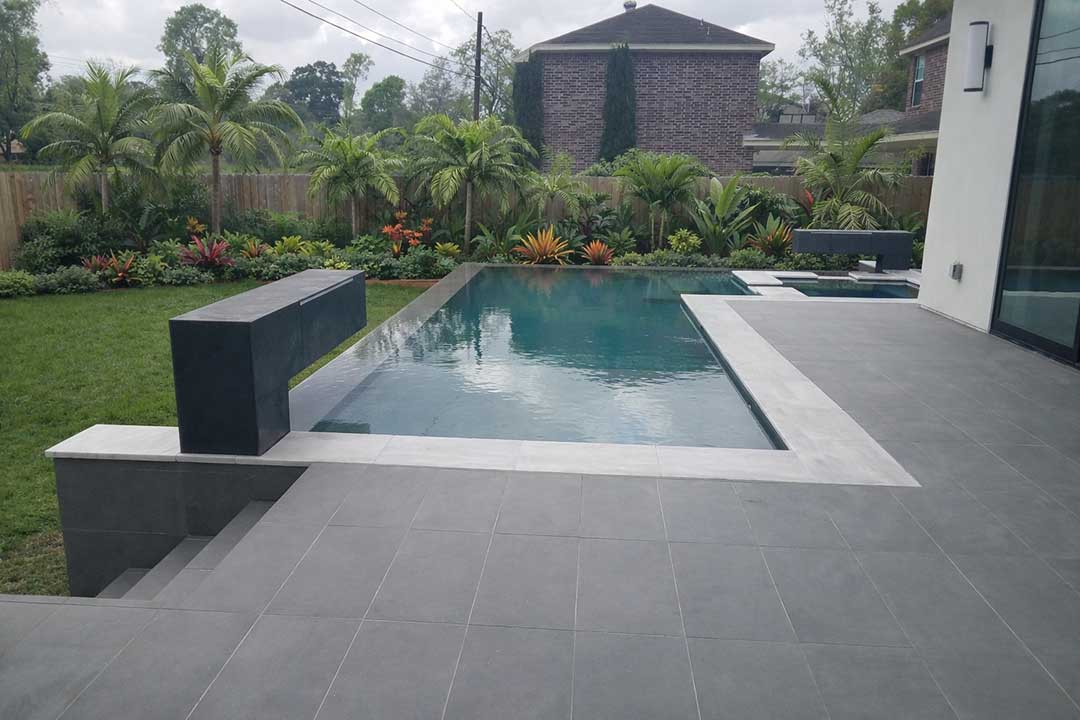 Custom modern swimming pool built in Katy Texas