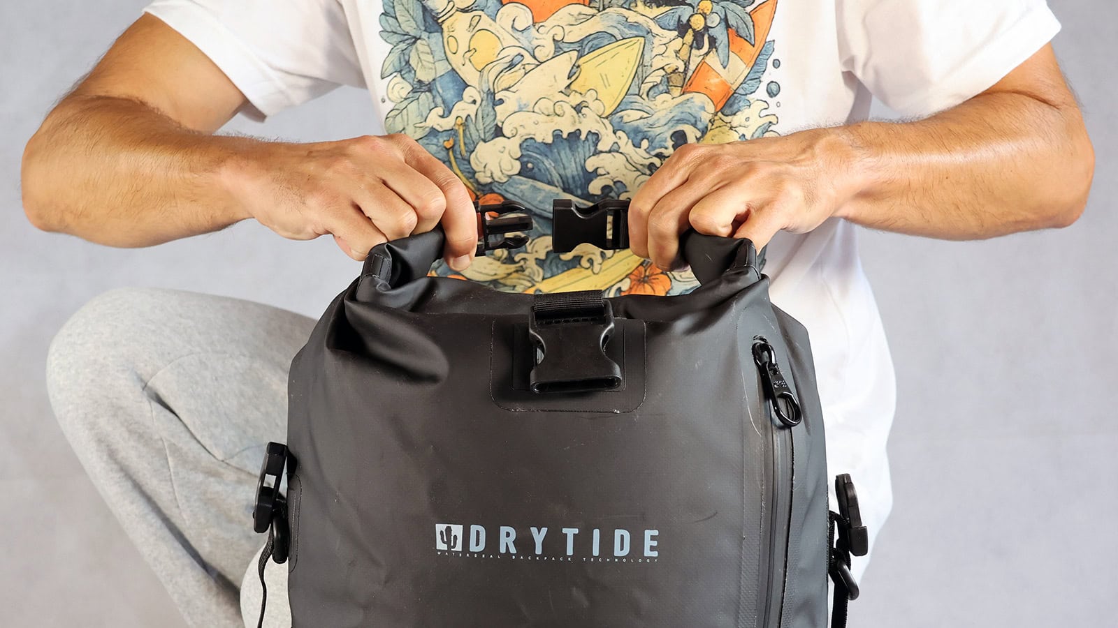4. buckle the ends together 4. buckle the ends together (how to close a roll top waterproof backpack)