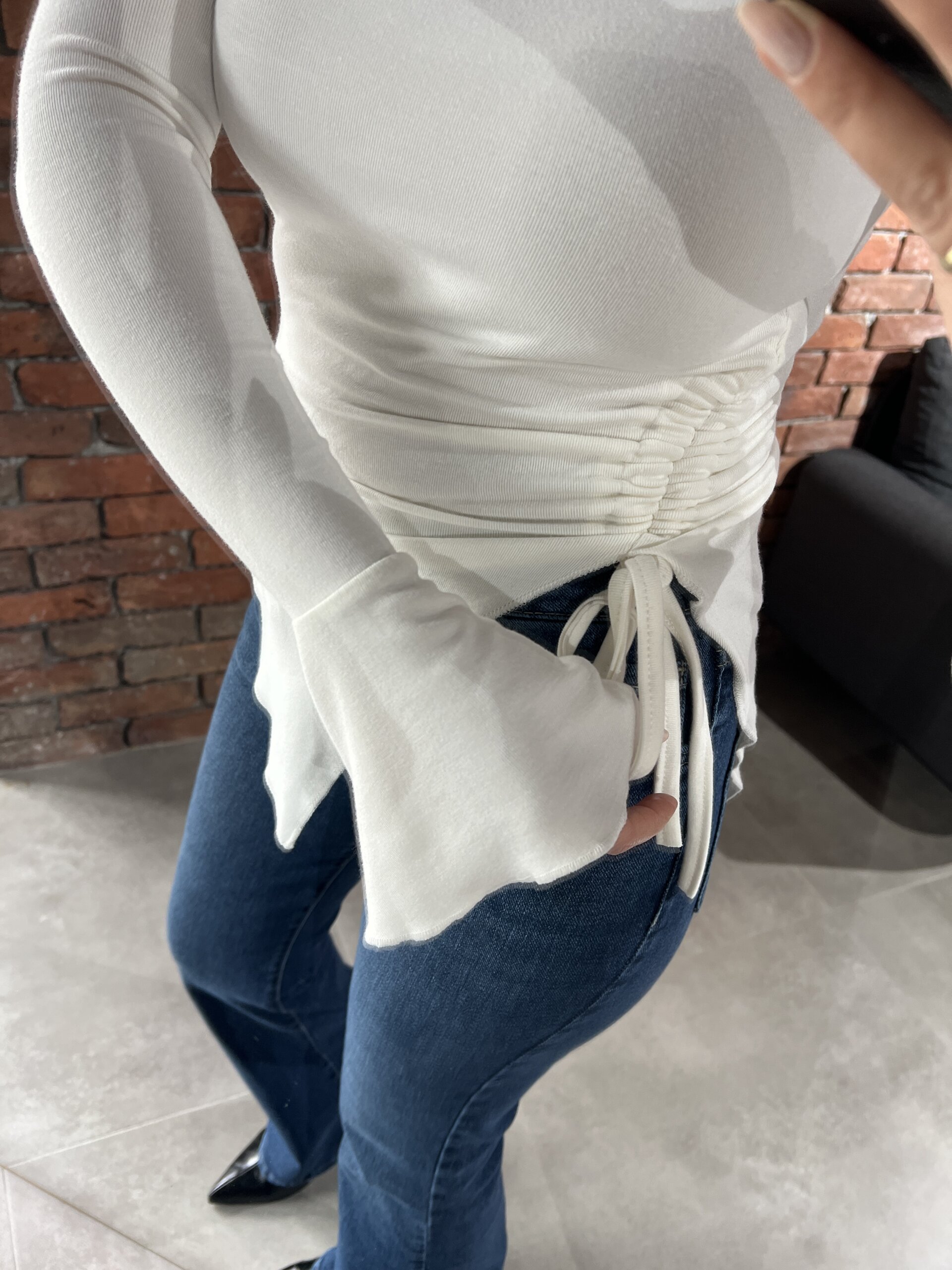 Yumuşak dokulu, tek omuz asimetrik basic bluz, şık ve rahat kombinler için ideal.