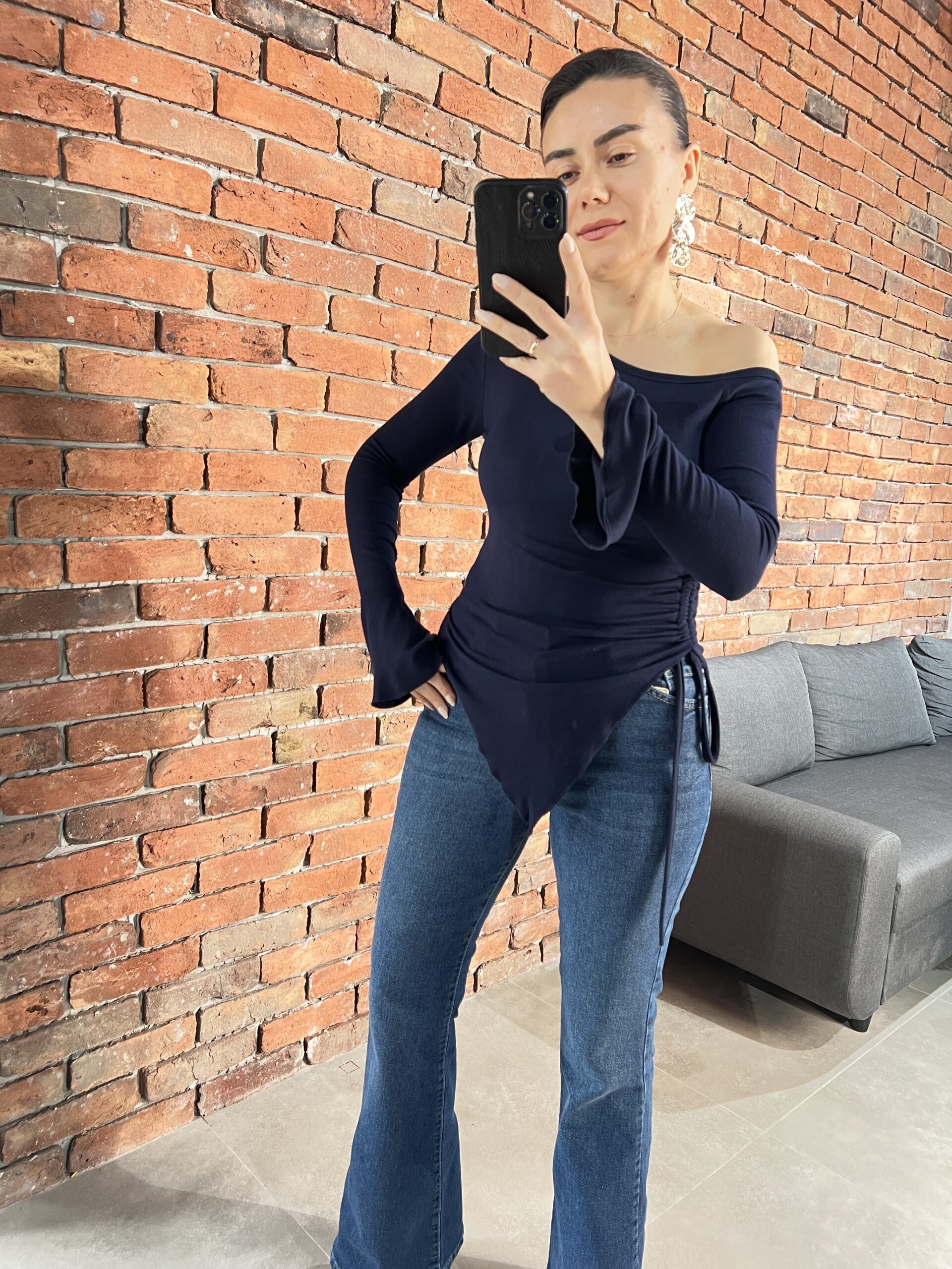 Tek omuz asimetrik basic bluz, şık ve rahat kadın giyim parçası.