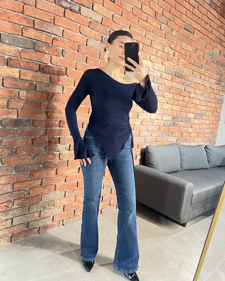 Tek omuz asimetrik basic bluz, şık ve rahat kadın giyim parçası. Modern tasarımıyla stilinizi tamaml.