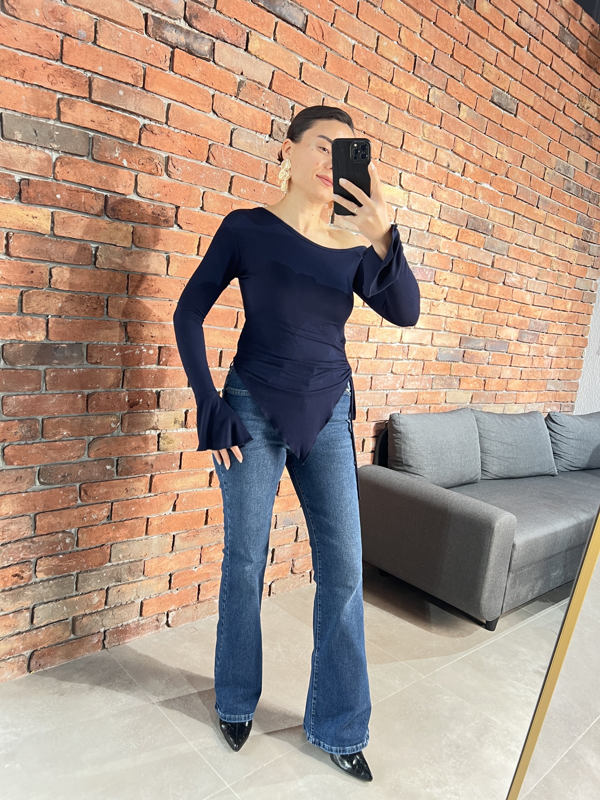Tek omuz asimetrik basic bluz, şık ve rahat kadın giyim parçası. Modern tasarımıyla stilinizi tamaml.
